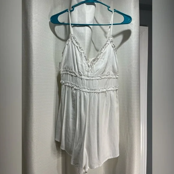 Francesca’s white romper - Picture 2 of 5